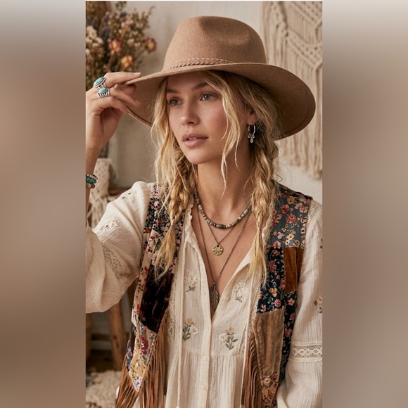 ASN Accessories - NWOT ASN Brand, Wide Brimmed Tan Hat with Soft Material and Classic Shape